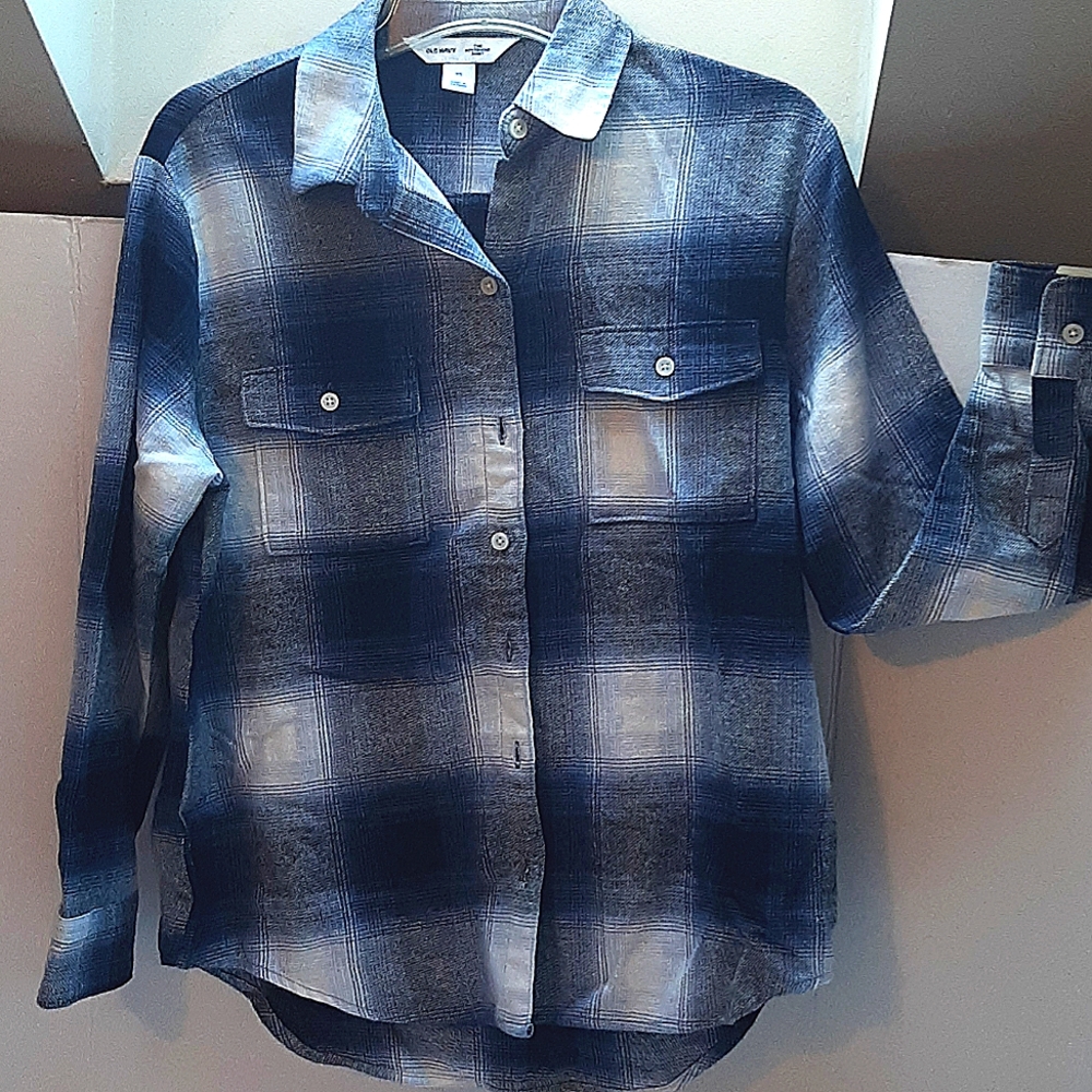 NWT blue and white plaid flannel boyfriend shirt.  Womens XS old navy